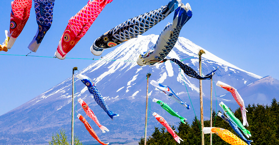 富士山と鯉のぼり、静岡県富士市富士山こどもの国にて(イメージ)
