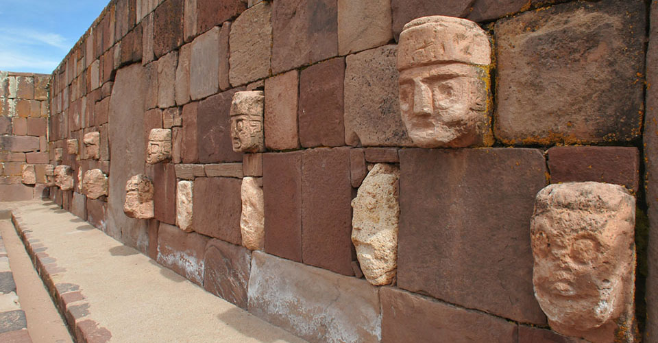 ティワナク遺跡の半地下神殿（イメージ）