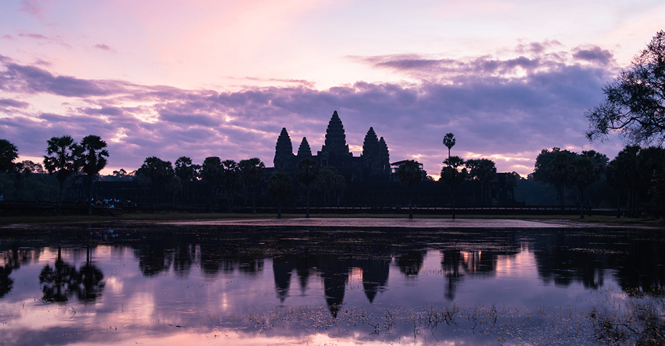 明け方のアンコールワット（イメージ）