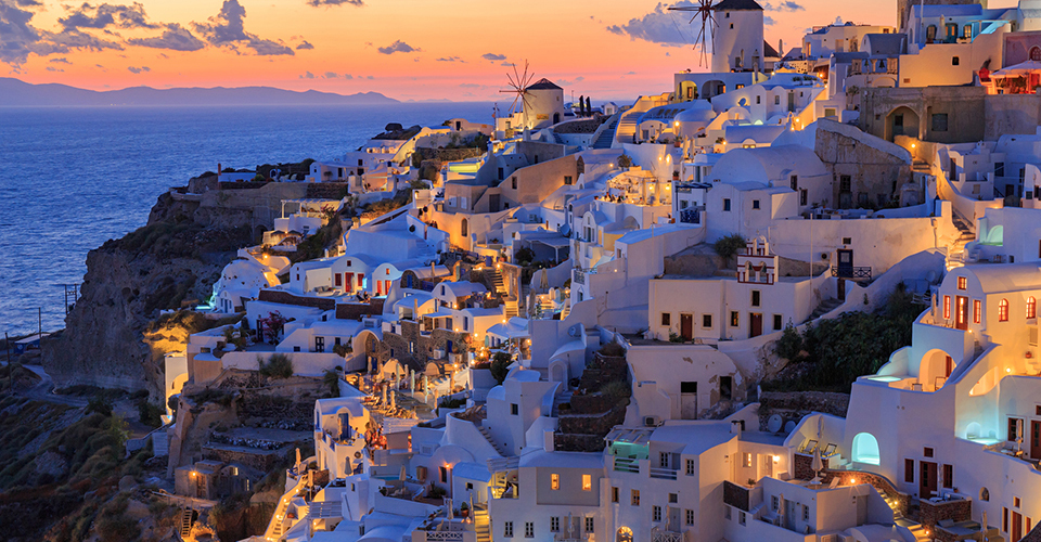 夕暮れどきのサントリーニ島（イメージ）