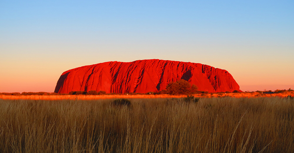 夕焼けに染まるエアーズロック（イメージ）