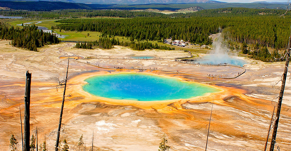 イエローストーン国立公園のグランドプリズマティック・スプリング（イメージ）