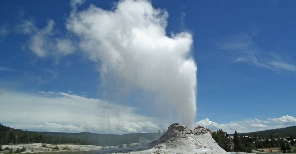 イエローストーン国立公園の間欠泉（イメージ）
