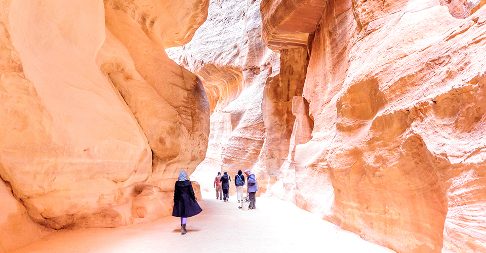 ペトラ遺跡の断崖絶壁の道・シク（イメージ）