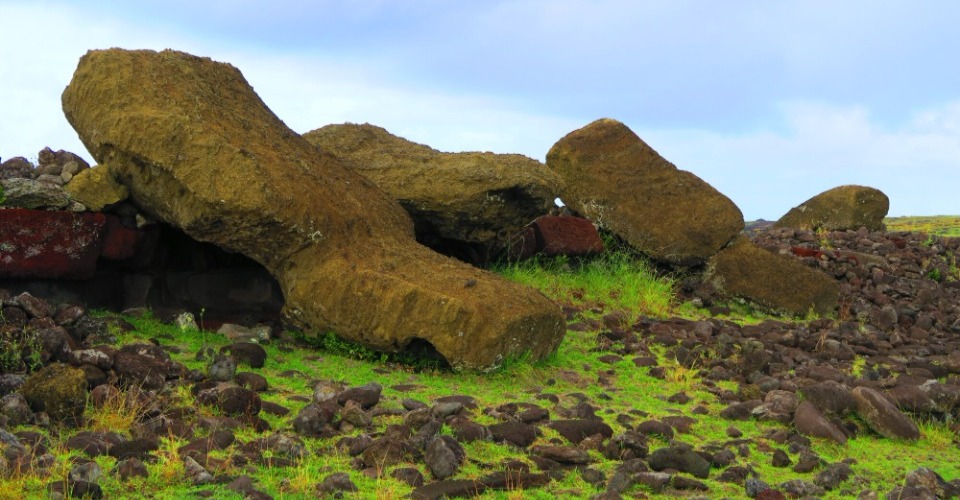 アカハンガの倒れたモアイ（イメージ）