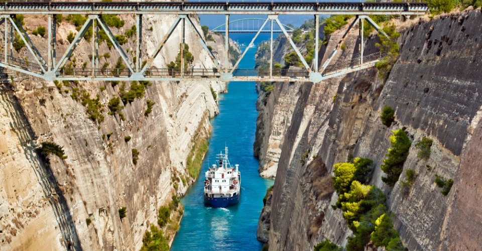 コリントス運河（イメージ）