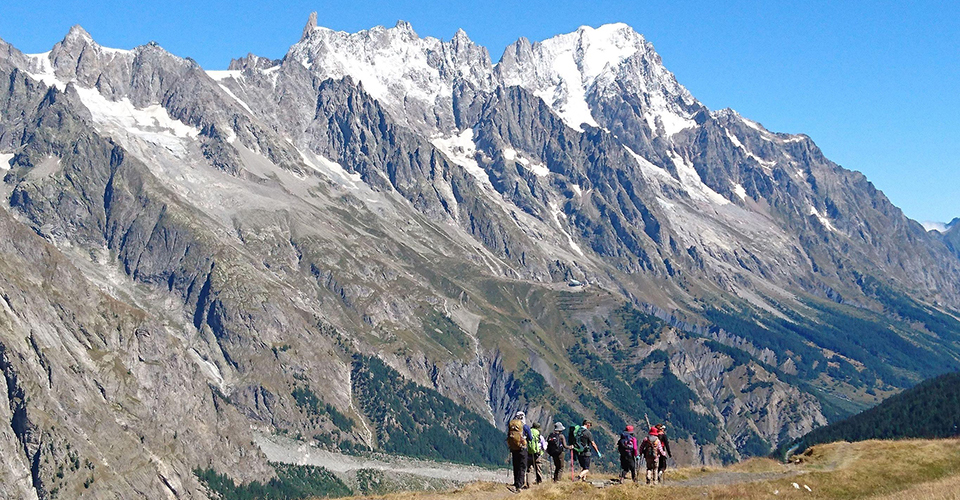 モンブラン山群を見ながら歩きます（イメージ）