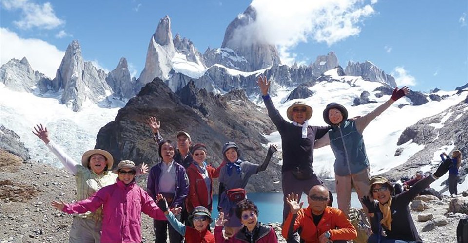 歩くからこそ出会えるフィッツロイ山群の絶景をバックに（イメージ）