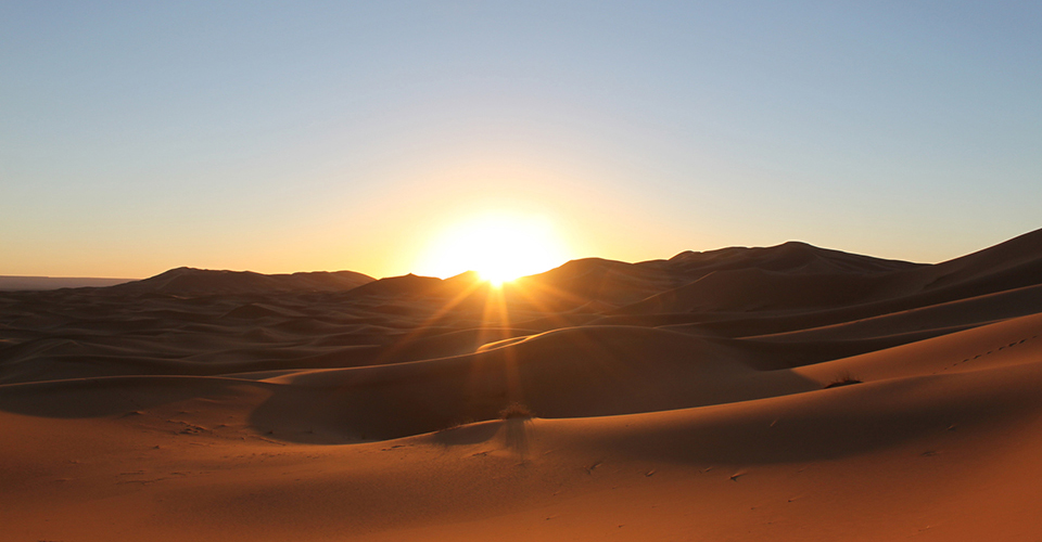 サハラ砂漠の朝日（イメージ）