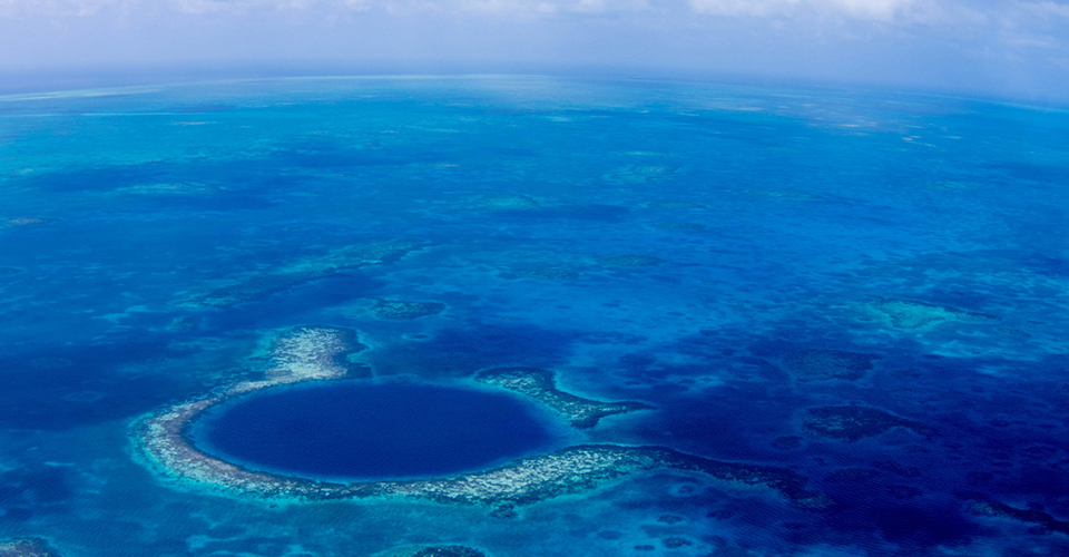 グレート・ブルーホール（空撮・イメージ）