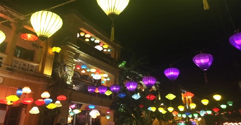 ホイアン夜祭り（弊社スタッフ撮影）