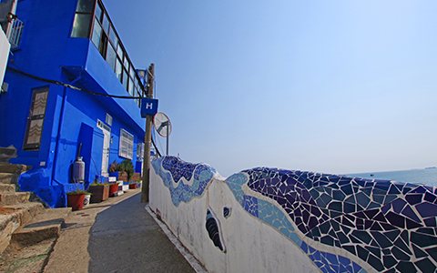 海沿いのアートな街並み（イメージ）