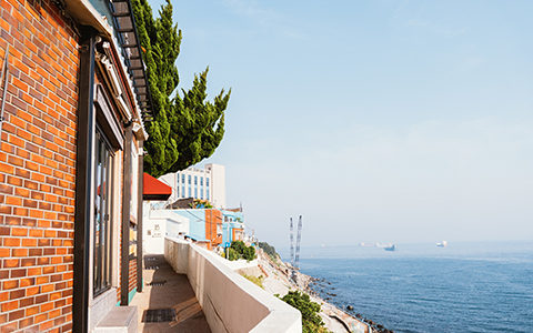 村から眺める影島沖の海が美しい（イメージ）