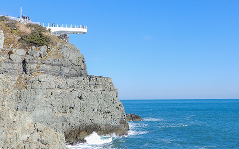 海上に突き出すガラス張りの展望台（イメージ）