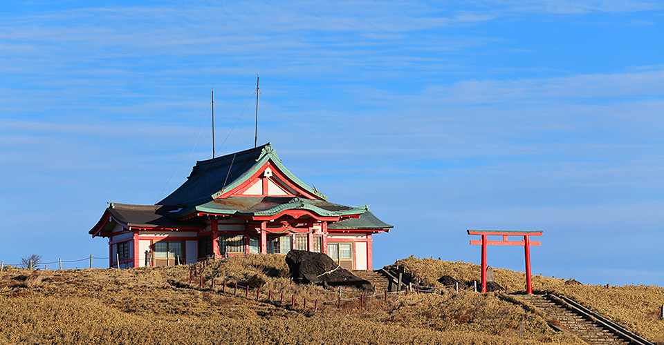 冬の箱根駒ヶ岳山頂の箱根神社元宮(イメージ)