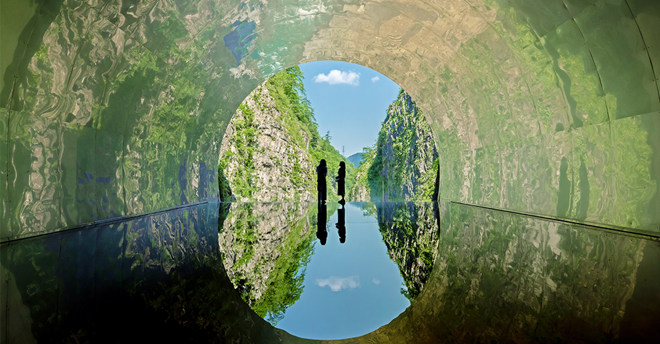 清津峡渓谷トンネル（イメージ）※マ・ヤンソン／MADアーキテクツ「Tunnel of Light」（大地の芸術祭作品）