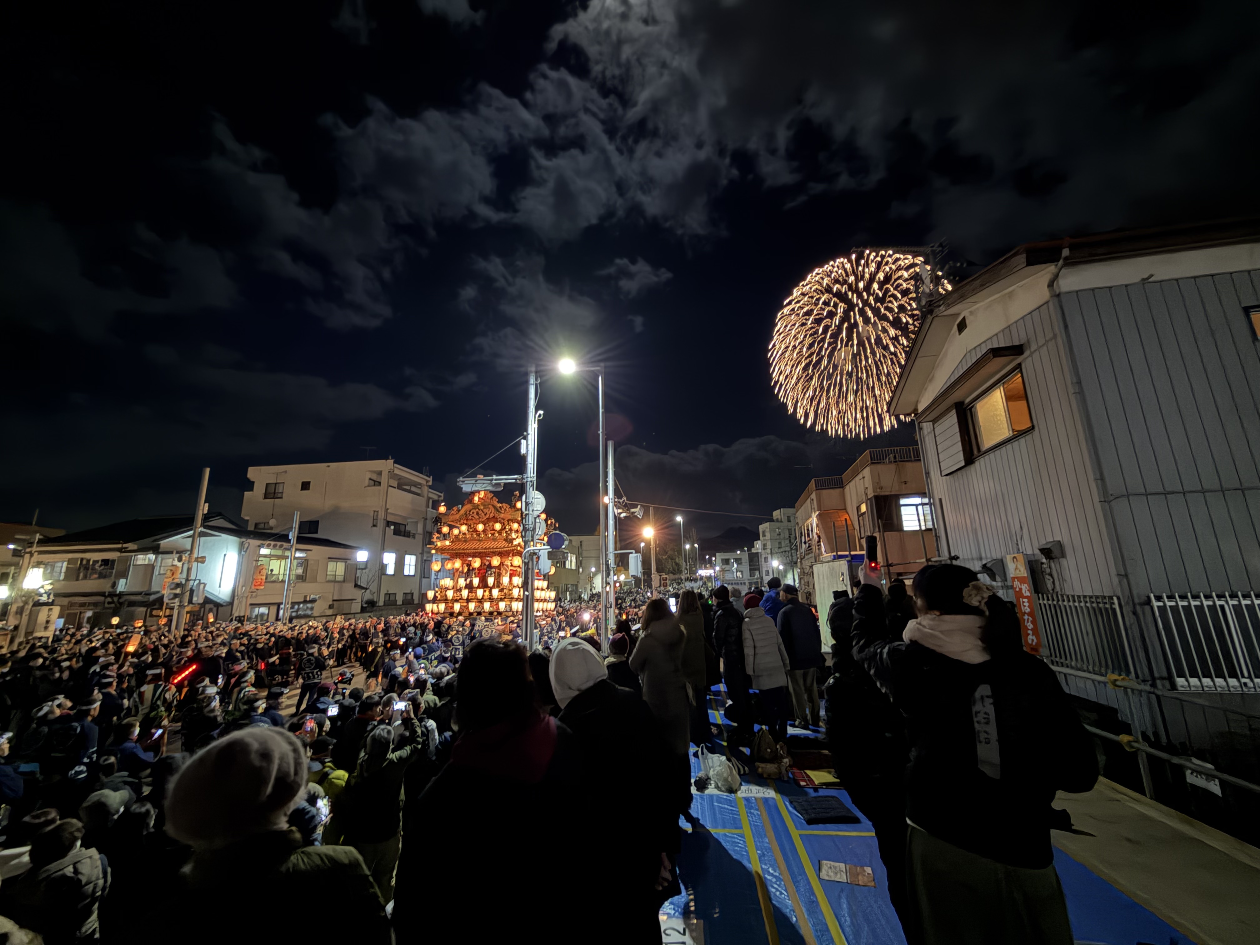 慈眼寺前の有料観覧席（イメージ・2025年実施ツアー中にて撮影）