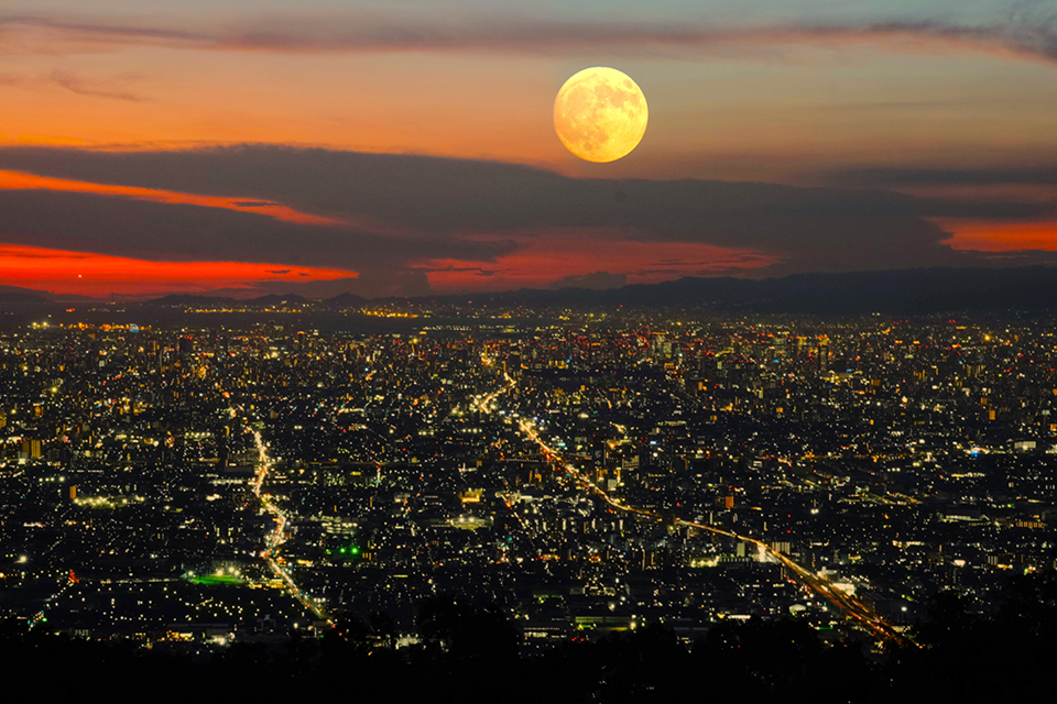 生駒山山頂からの景色（イメージ）/「都会の夕焼けと名月（２）」奈良県のP.N.カズサンさんの作品