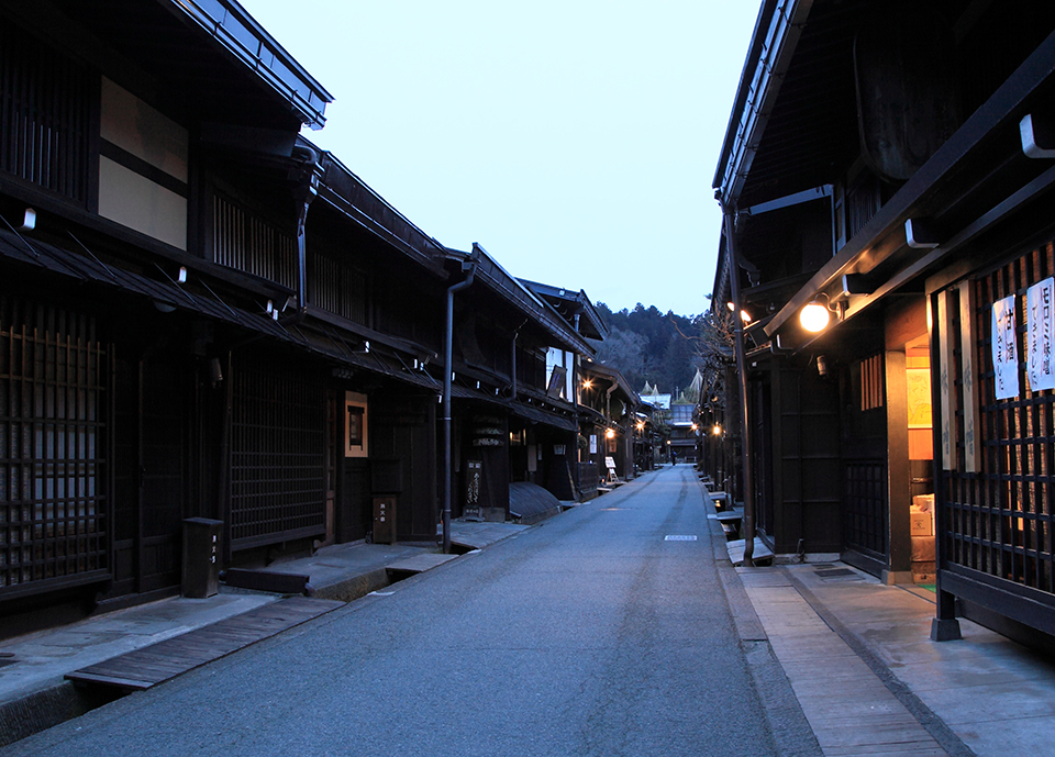 高山古い町並み（イメージ）/「伝統的町並みの夕暮れ」今田 裕さんの作品