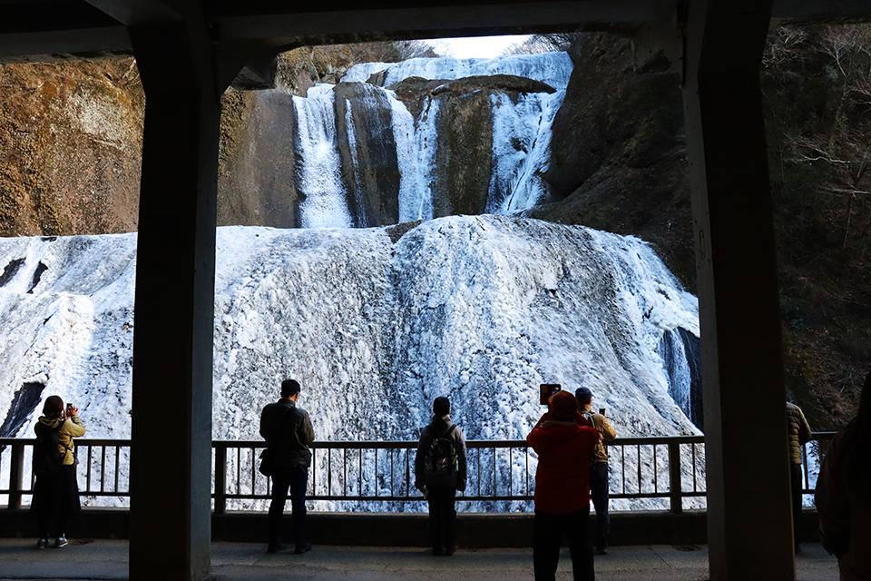 第1観瀑台から望む氷瀑（イメージ）