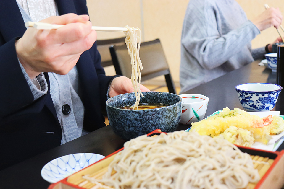 そばを「けんちん汁」につけていただきます（イメージ）