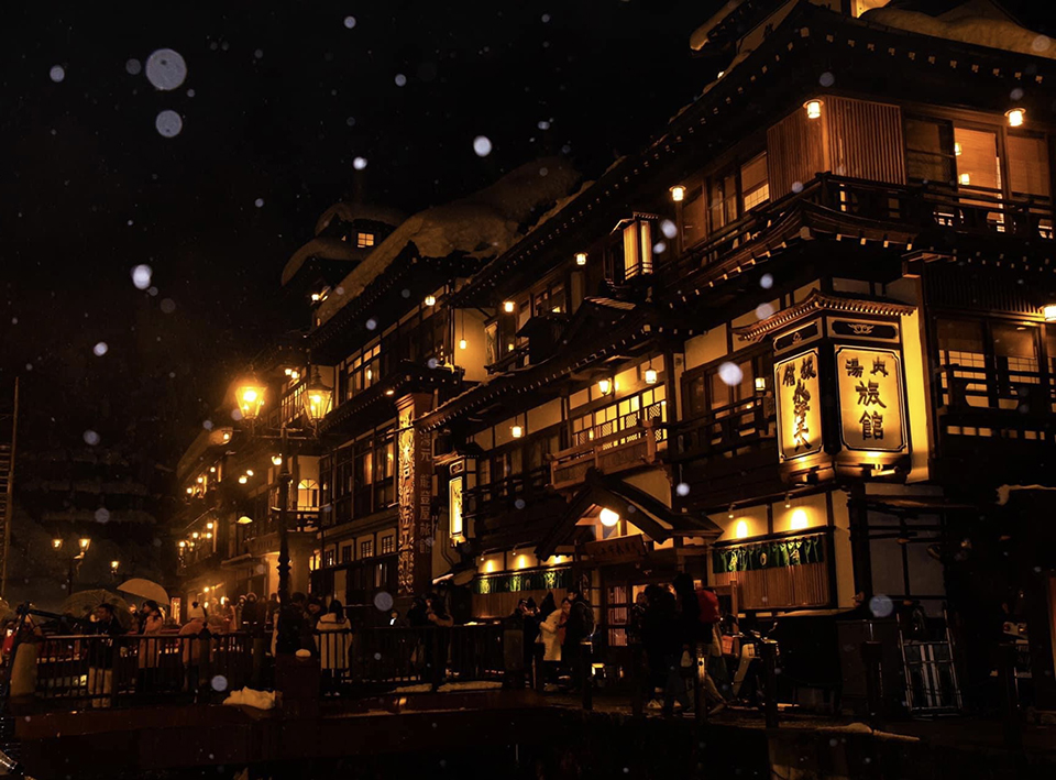 銀山温泉（イメージ）/「雪の舞う夜景」千葉県の平野 勇さんの作品