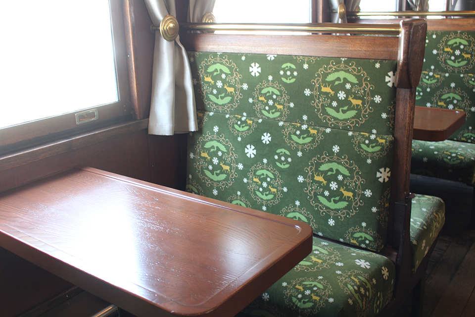 2号車。木のあたたかみを感じる座席（イメージ）