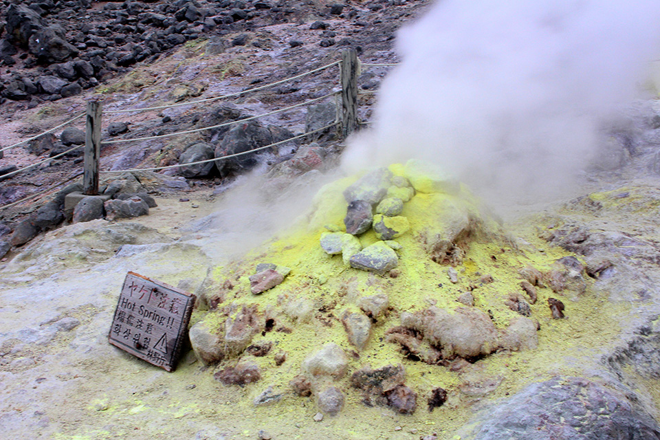 噴気孔のすぐそばまで近づくことができます（イメージ）