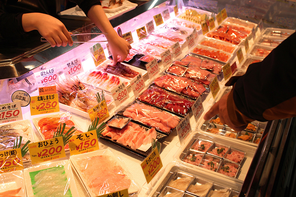 刺身を選んで自分だけの丼を作れます（イメージ）