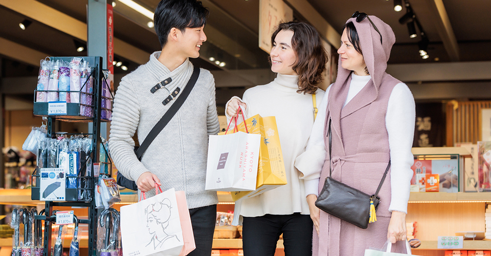 買い物する訪日客（イメージ）