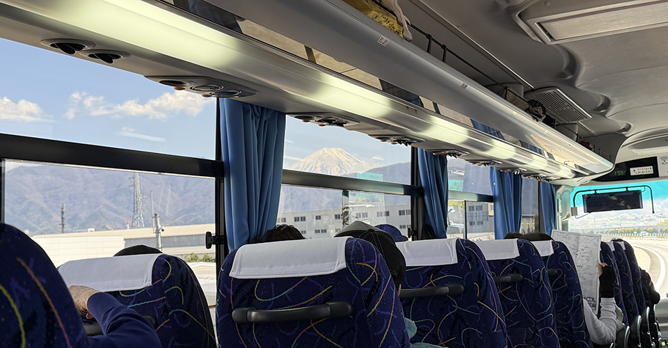 バスの車窓から富士山の絶景も（イメージ）