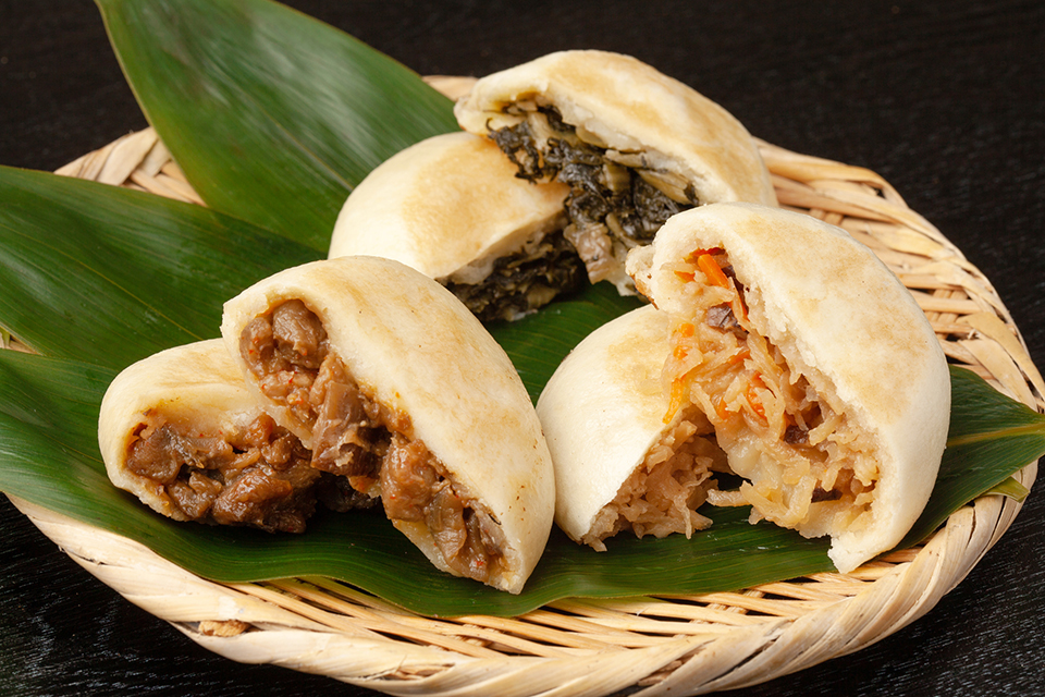 野沢菜をはじめ多彩な具材を詰めて焼いた「おやき」（イメージ）