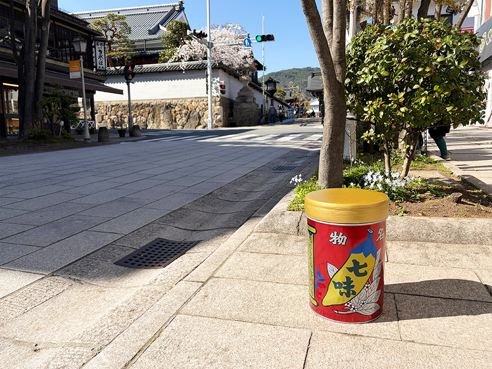 名物の七味缶を模して作られた店舗前のイス（イメージ）