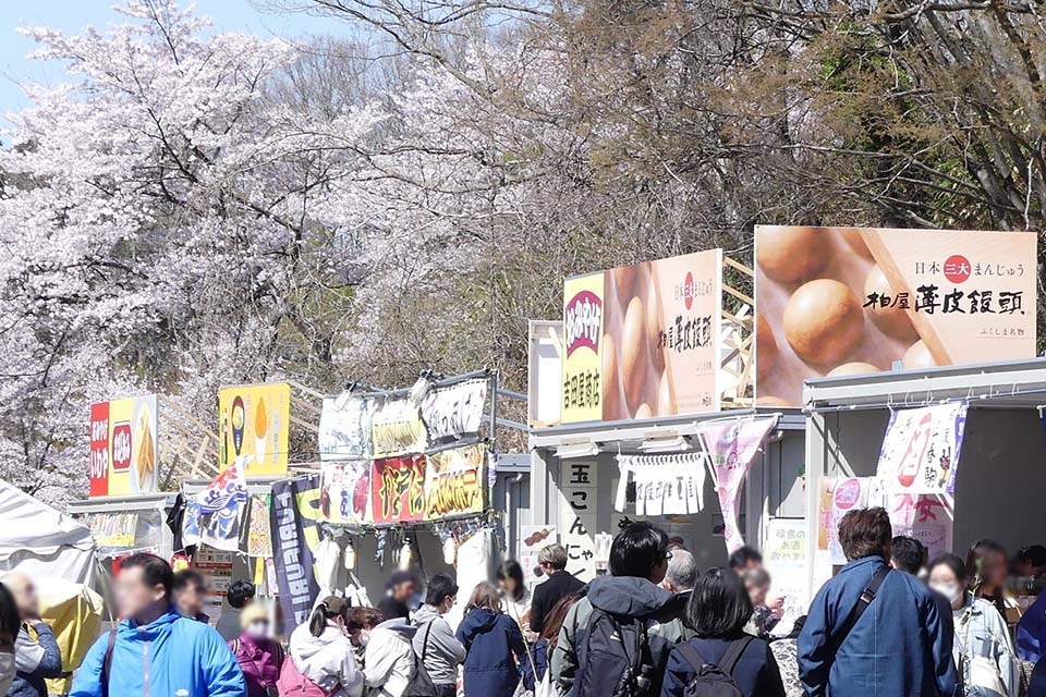 桜の見頃期間は売店も並びます（イメージ）