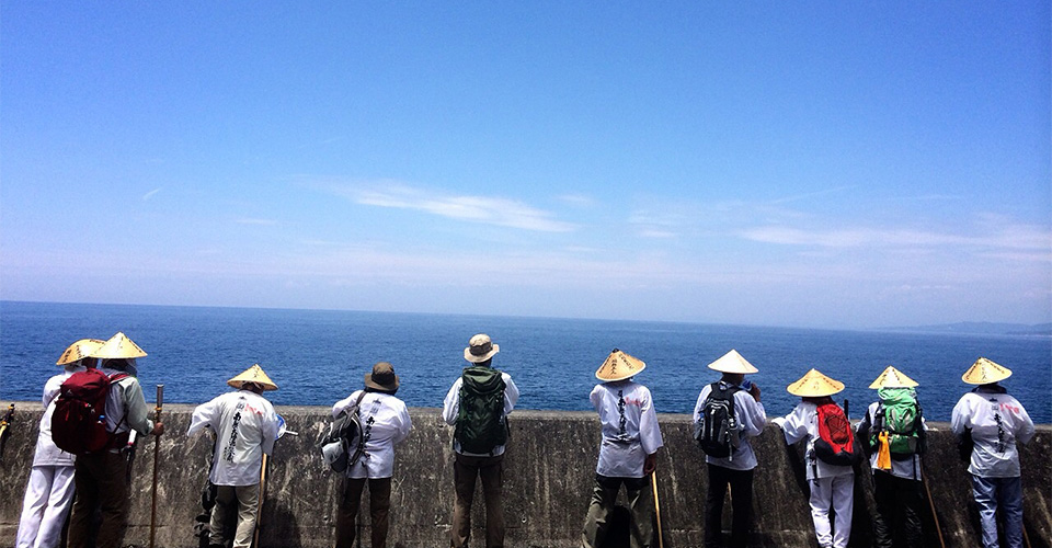 海を望むお遍路さん（イメージ）
