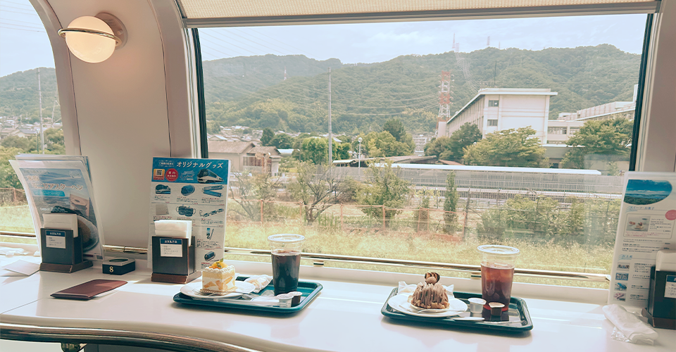 カフェ車両の車窓（イメージ）
