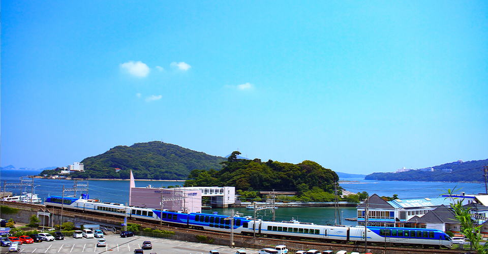 鳥羽市の町並みと「しまかぜ」（イメージ）
