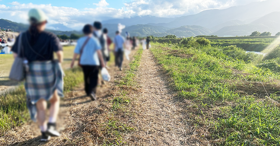 観覧席までの河川敷の道