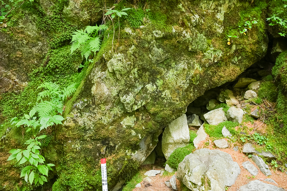 左岸ルートにある風穴(イメージ)