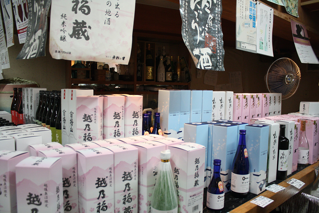 売店では日本酒などの新潟名物が販売されています（イメージ）