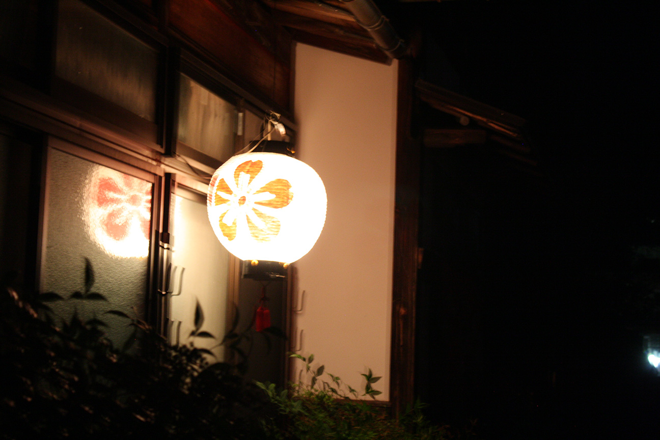 民家の軒先に飾られた提灯（イメージ）