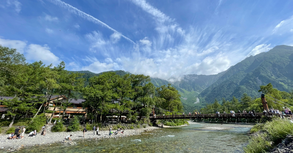 翌朝、河童橋周辺から望む穂高連峰