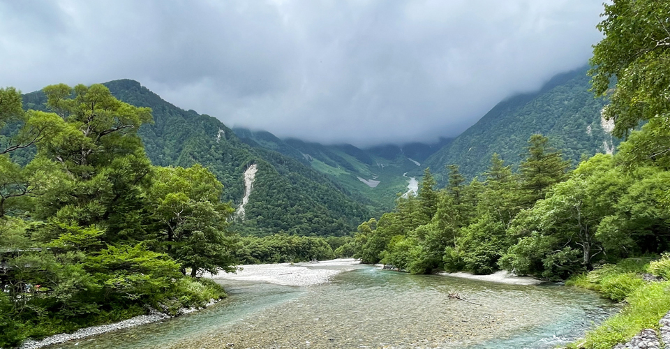 正午頃には再び雲がかかり始めた穂高連峰