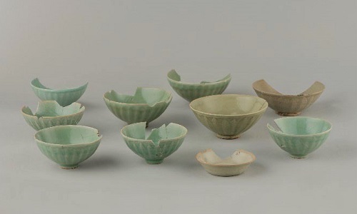 青磁蓮弁文碗　白磁口禿皿　若宮大路周辺遺跡群出土／鎌倉市教育委員会所蔵（イメージ）