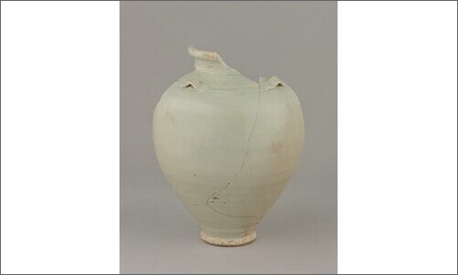 白磁四耳壺　大倉幕府周辺遺跡群出土／鎌倉市教育委員会所蔵（イメージ）