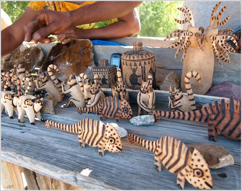 木彫りのお土産(イメージ)