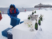海氷の上でシャンパン （イメージ）