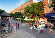 レストランやバーが並ぶビクトリアロウ (c)Tourism PEI／John Sylvester