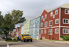 カラフルで可愛らしい街並み（イメージ）