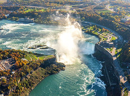 紅葉のナイアガラの滝（イメージ）